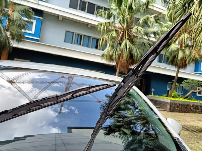 Kebiasaan mengangkat wiper mobil saat parkir, bisa membuat tekan wiper ke kaca jadi lemah