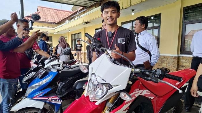 Dimas Ananda Putra (22) bahagia, Honda CRF150L miliknya yang dicolong SGY (24) berhasil ditemukan Polres Indramayu