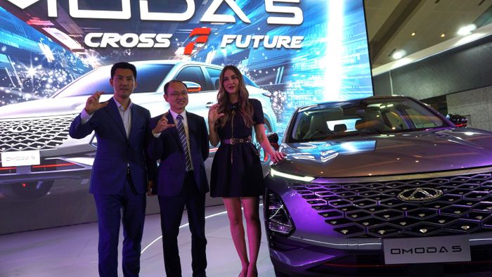 Luna Maya satroni booth Chery di IIMS 2023 untuk SPK 1 unit OMODA 5