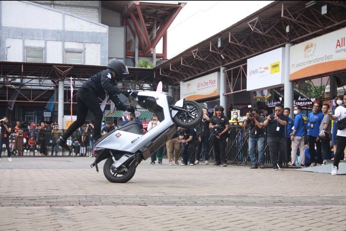 Aksi freestyle oleh stunt rider Revdy dengan Yadea Flamin VF F200