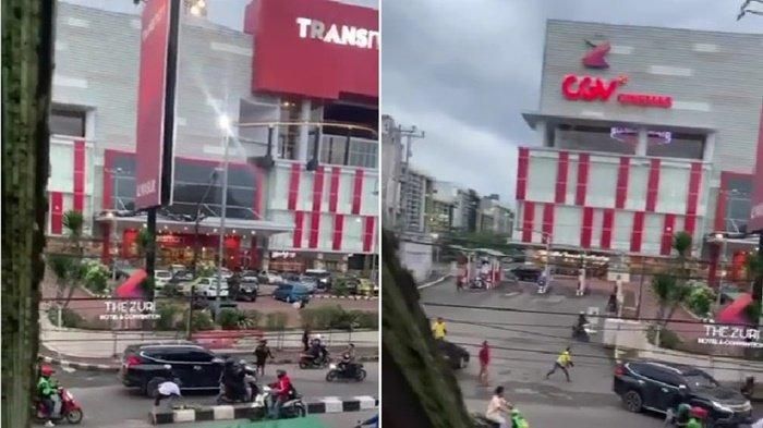 Massa menimpuki batu Mitsubishi Pajero Sport yang melakukan tabrak lari di depan Transmart kota Palembang, Sumatera Selatan