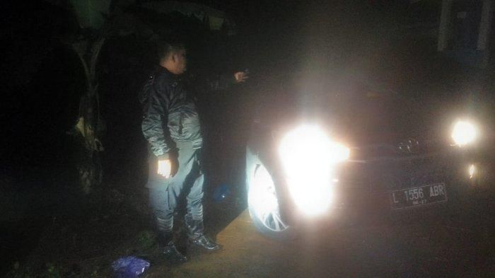 Petugas saat datangi Toyota Kijang Innova yang tersesat di pemakaman Merakrejo, Bawen, kabupaten Semarang