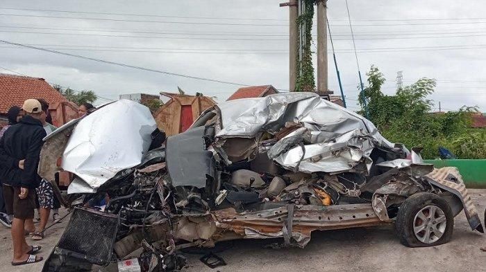 Kondisi Daihatsu Xenia usai tertemper Lokomotif KA Argo Bromo Anggrek di Tambakrejo, Gayamsari, Semarang