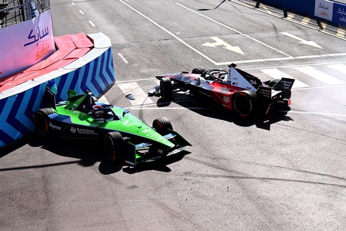 Kecelakaan antara Pascal Wehrlein dan Sebastien Buemi di Formula E Afrika Selatan