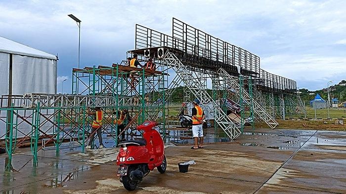 Pekerja sedang menyelesaikan pembangunan jembatan penghubung antara VIP Deluxe dengan Royal Box Sirkuit Mandalika, Minggu (26/02/2023). 