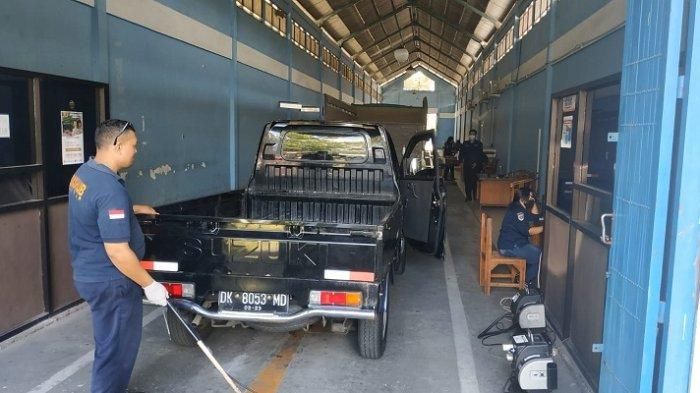 Kendaraan barang sedang melakukan uji Kir di Kantor Dishub Gianyar, Bali, (27/02/23) lalu