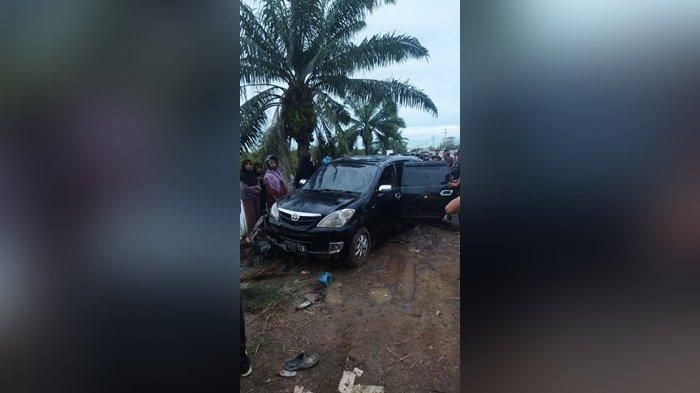 Toyota Avanza berhasil dievakuasi setelah tercebur ke kali Puntik Tengah, Mandastana, Barito Kuala, Kalimantan Selatan.
