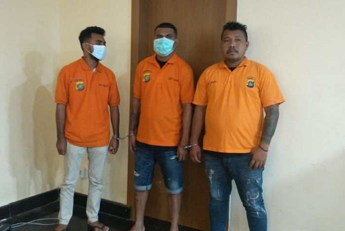 Tiga debt collector yang ambil paksa mobil selebgram Clara Shinta ditangkap polisi dan dibawa ke Mapolda Metro Jaya, Kamis (23/2/2023).
