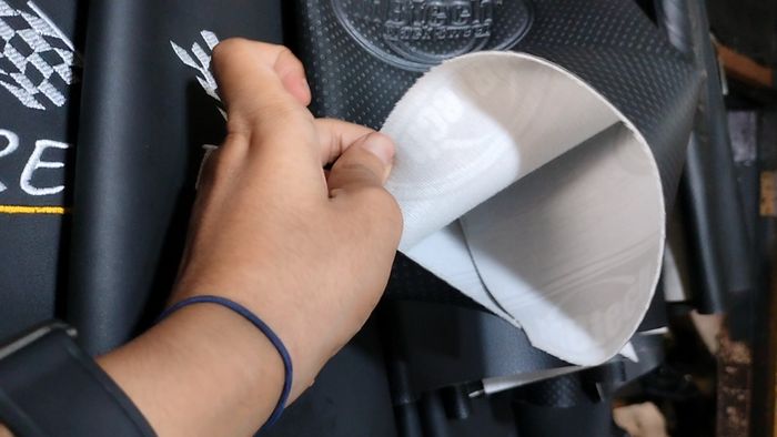 Ciri-ciri kulit jok MBtech asli terlihat dari logo di balik kulit jok