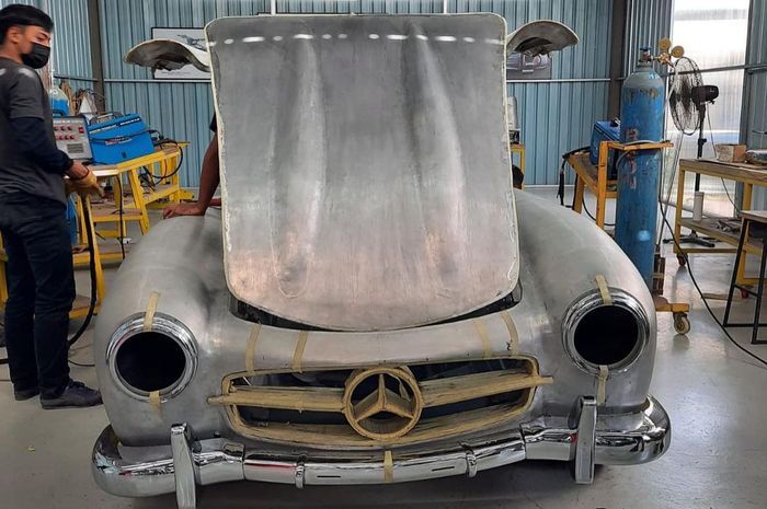 Proses pembuatan Mercedes-Benz 300 SL Gullwing milik Ketua IMI Pusat, Bambang Soesatyo pada 2021.