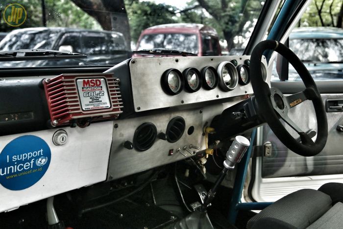 Interior Jimny bergaya racing dengan dasbor custom menggunakan plat aluminium, indicator meter pun terlihat jelas dari pengemudi
