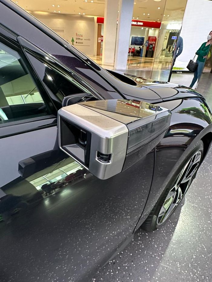 Spion samping digantikan kamera