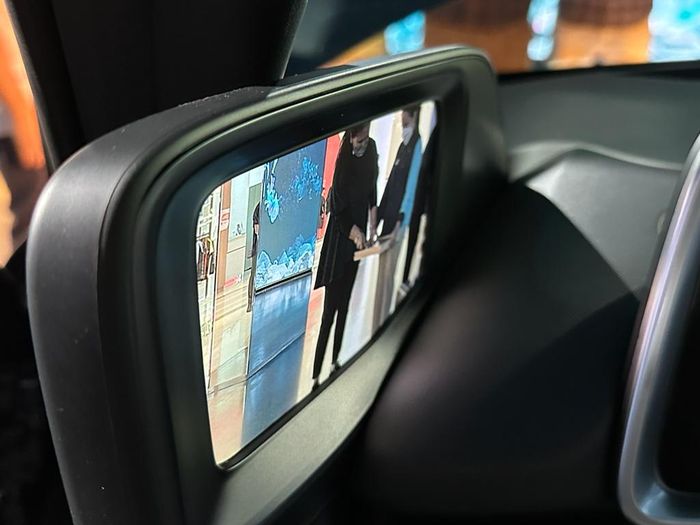 Layar monitor di kedua ujung dasbor untuk memantau area luar mobil