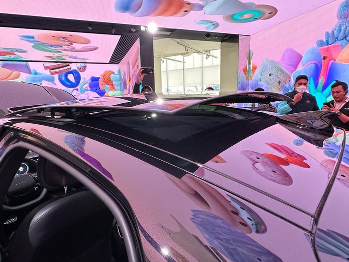 Kaca sunroof saat terbuka naik ke atas atap mobil jadi mirip spoiler tambahan