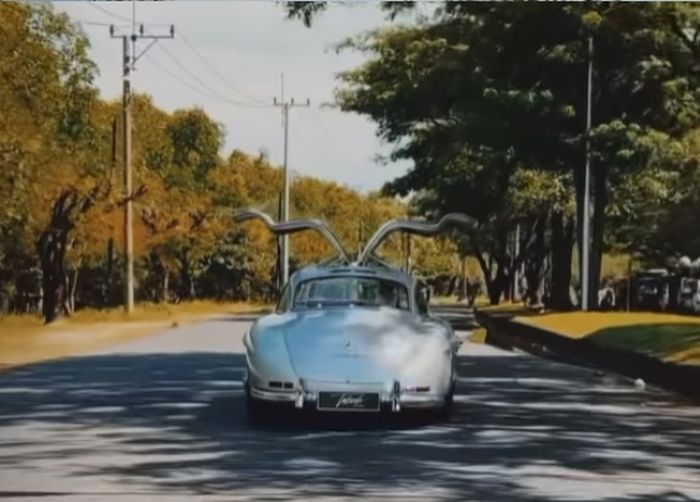 Mercedes-Benz 300 SL Milik Bamsoet hasil karya Tuksedo Studio Bali.