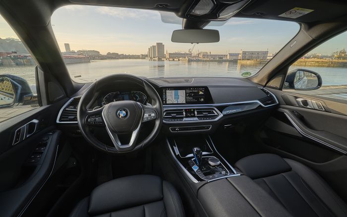 Interior BMW iX5 Hydrogen memiliki tema biru dan logo Hydrogen Fuel Cell.