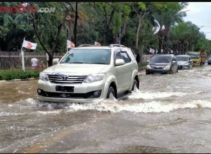 Cara aman mobil matic terjang banjir dari bengkel spesialis.