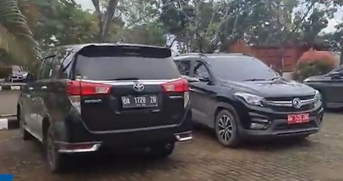Toyota Kijang Innova dan DFSK Glory 560 pelat merah milik Pemkab Tanah Bumbu sudah ditarik dari para pejabat eselon 2