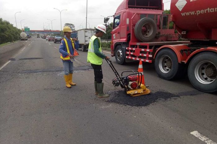 Pengelola tol Tangerang-Merak melakukan penambalan jalan berlubang setelah banyak alami pecah ban