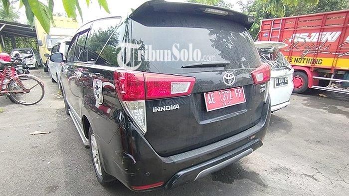 Toyota Kijang Innova Reborn Pelat Merah AE 1372 FP milik Pemkab Madiun yang tabrak lari pengendara Honda Vario di Delanggu, Klaten