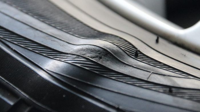 ILUSTRASI. Dinding ban mobil benjol menandakan ada kawat baja yang putus.