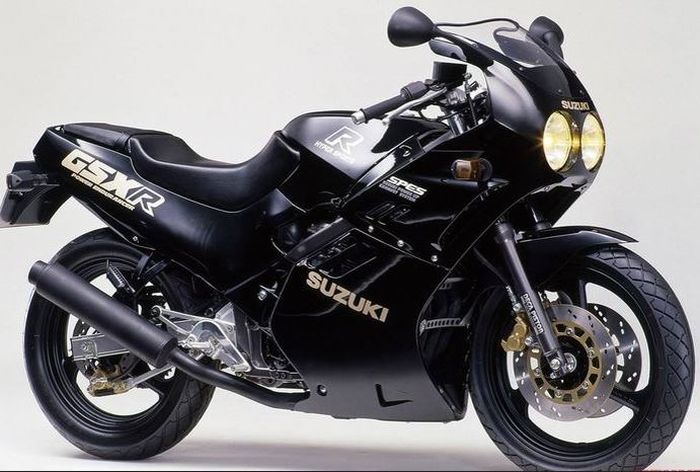 detail tampilan Suzuki GSX-R250 4 silinder lansiran 1987.