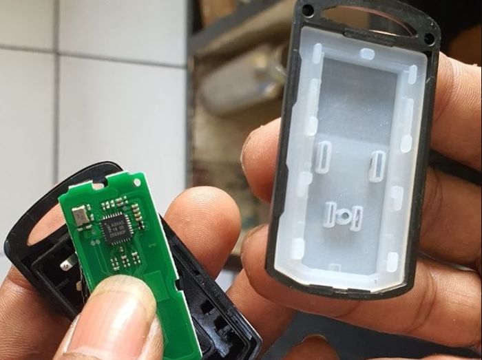 Lapisan karet yang terdapat pada bagian dalam remote keyless.