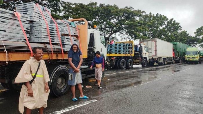 Para sopir truk yang terjebak kemacetan di jalur Pantura Pati-Rembang, Jawa Tengah