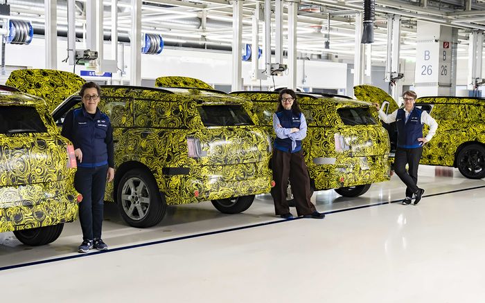 MINI Countryman bersama staff wanita di pabrik BMW Leipzig, Jerman.