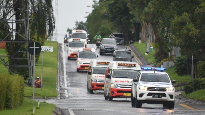 Sejumlah aramada feeder Wirawiri Suroboyo saat datang ke lokasi peresmian di Square Taman Puspa Raya Citraland, Surabaya, pada Kamis (02/03/2023).