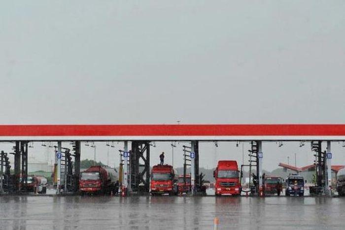 Pengisian bahan bakar minyak ke tangki truk di Depo Pertamina Plumpang, Jakarta.