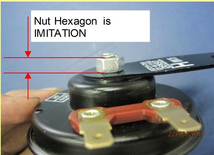 Klakson Denso imitasi punya kepala baut atau nut hexagon yang cenderung lebih tebal dengan finishing kasar 