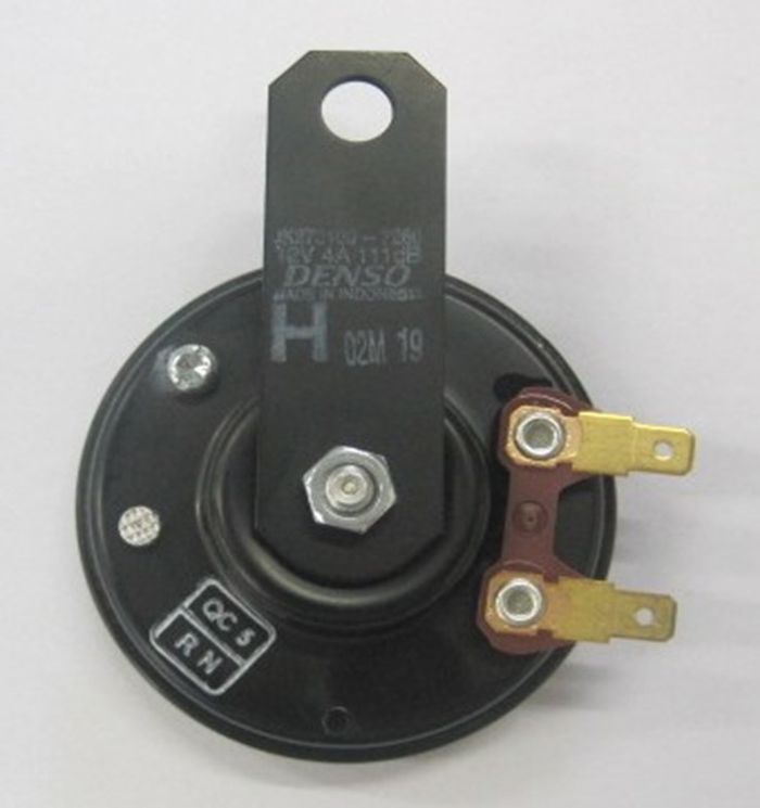 Klakson Denso asli, cetakan/print warna putihnya lebih samar dan tulisan yang tercetak menghadap lubang stay