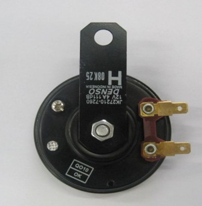 Klakson Denso imitasi, tulisan sedikit membulat, serta tulisannya tercetak terbalik menghadap posisi nut hexagon