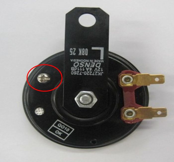 Klakson Denso imitasi hanya seperti kepala baut biasa