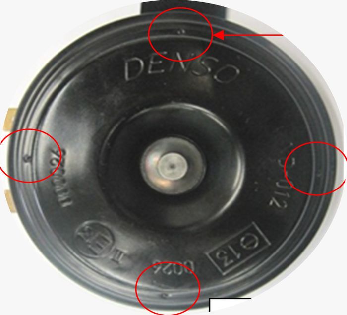 Klakson Denso asli memiliki 4 lubang vibrator agar suara yang dihasilkan lebih jernih