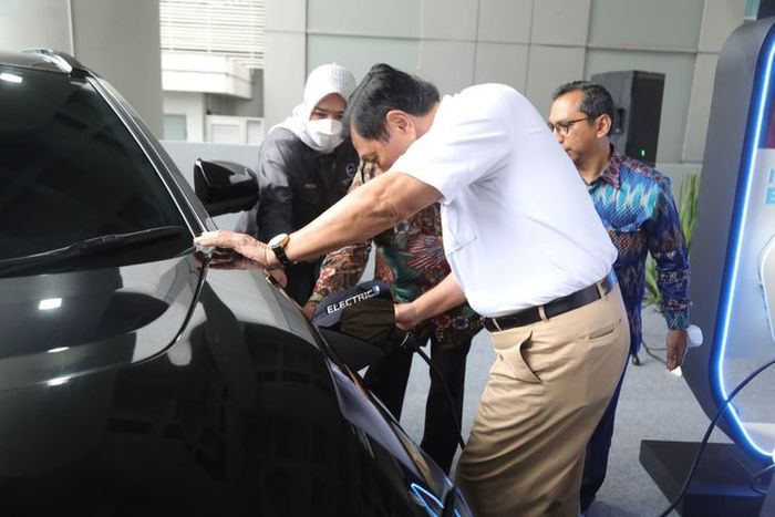 Menteri Koordinator Bidang Kemaritiman dan Investasi Luhut Binsar Pandjaitan mencoba mengisi daya mobil listrik di Kantor Kemenko Marves, Jakarta, Kamis (2/3/2023).(Dokumentasi Kemenko Marves) 