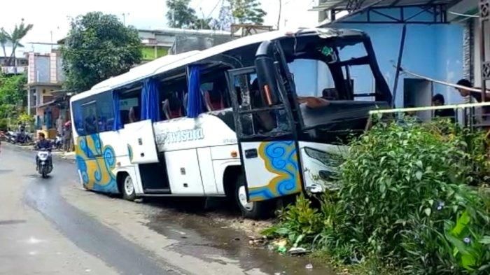 Bus Pariwisata rombongan ziarah makam Walisongo tabrak Toyota Rush dan Calya di jalur wisata pemandian air panas Guci, Tegal, Jawa Tengah