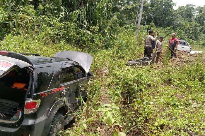 Toyota Fortuner berisi ajudan Pj Gubernur Papua Barat Daya terpelanting ke semak-semak