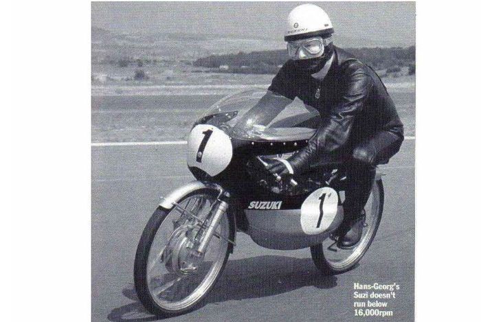 Hans Georg Anscheidt saat menggeber Suzuki RK67.