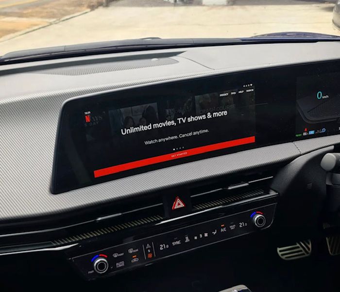 Head unit bisa memutar berbagai aplikasi streaming setelah ditambahkan modul tambahan