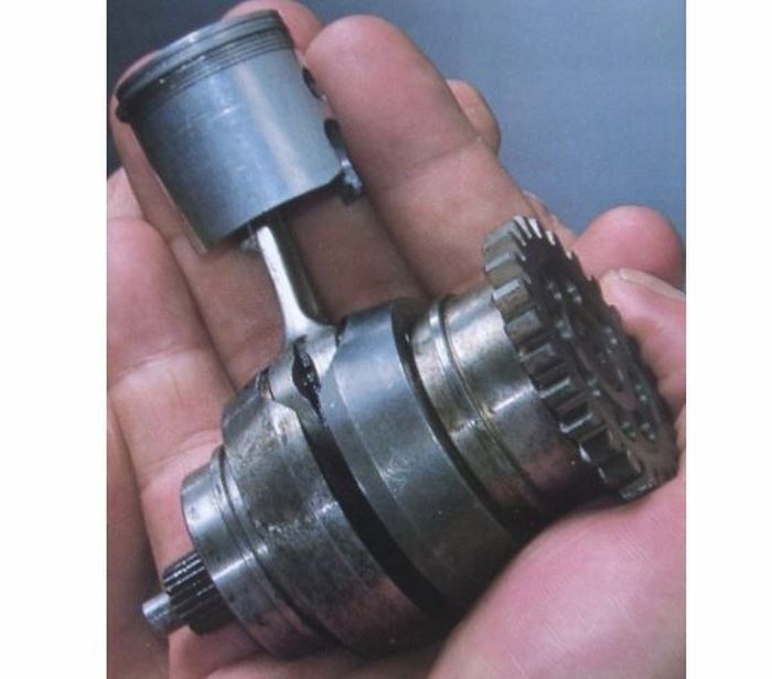 ukuran piston dan kruk-as Suzuki RK67 yang tidak lebih besar dari telapak tangan.