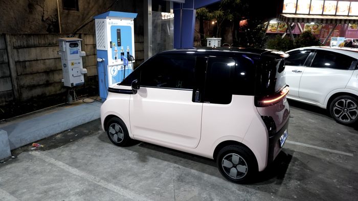 Mobil Listrik Wuling Air ev Melakukan Pengecasan di SPKLU PLN