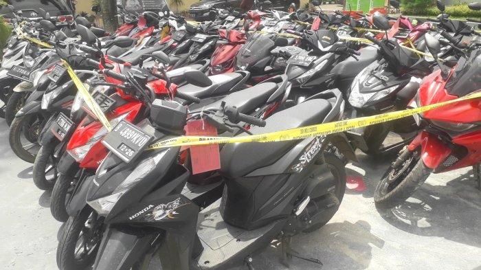 Deretan motor matik didominasi Honda BeAT yang menjadi barang bukti hasil malingan selama Operasi Jaran Lodaya 2023 di Polres Bogor