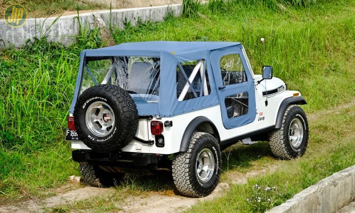 Modifikasi Jeep CJ-7 tampilan Levi's Edition, atap kanvas sengaja dipilih warna biru jeans agar sesuai temanya