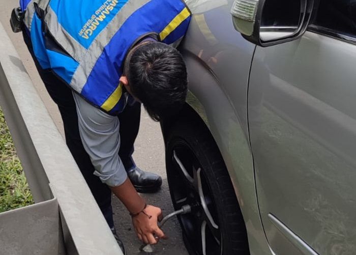 Petugas jalan tol membantu kru GridOto yang alami pecah ban  
