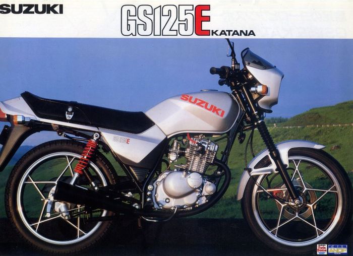 detail samping Suzuki GS125E Katana.