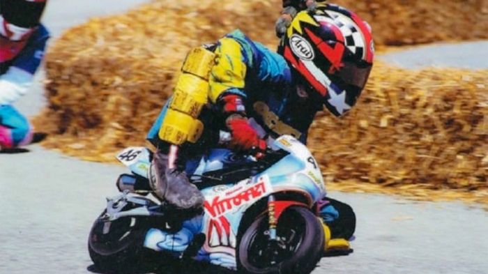 Valentino Rossi kecil memakai helm replika milik Kevin Schwantz, dengan warna kuning di belakang