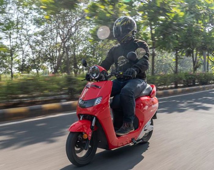 Bounce Infinity E1 saat dipakai test ride.