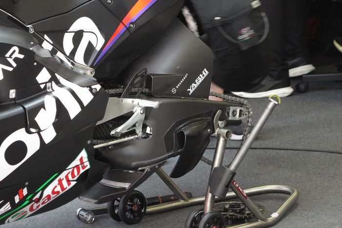 Winglet di bagian swing arm motor Aprilia RS-GP saat tes MotoGP 2023 Portimao